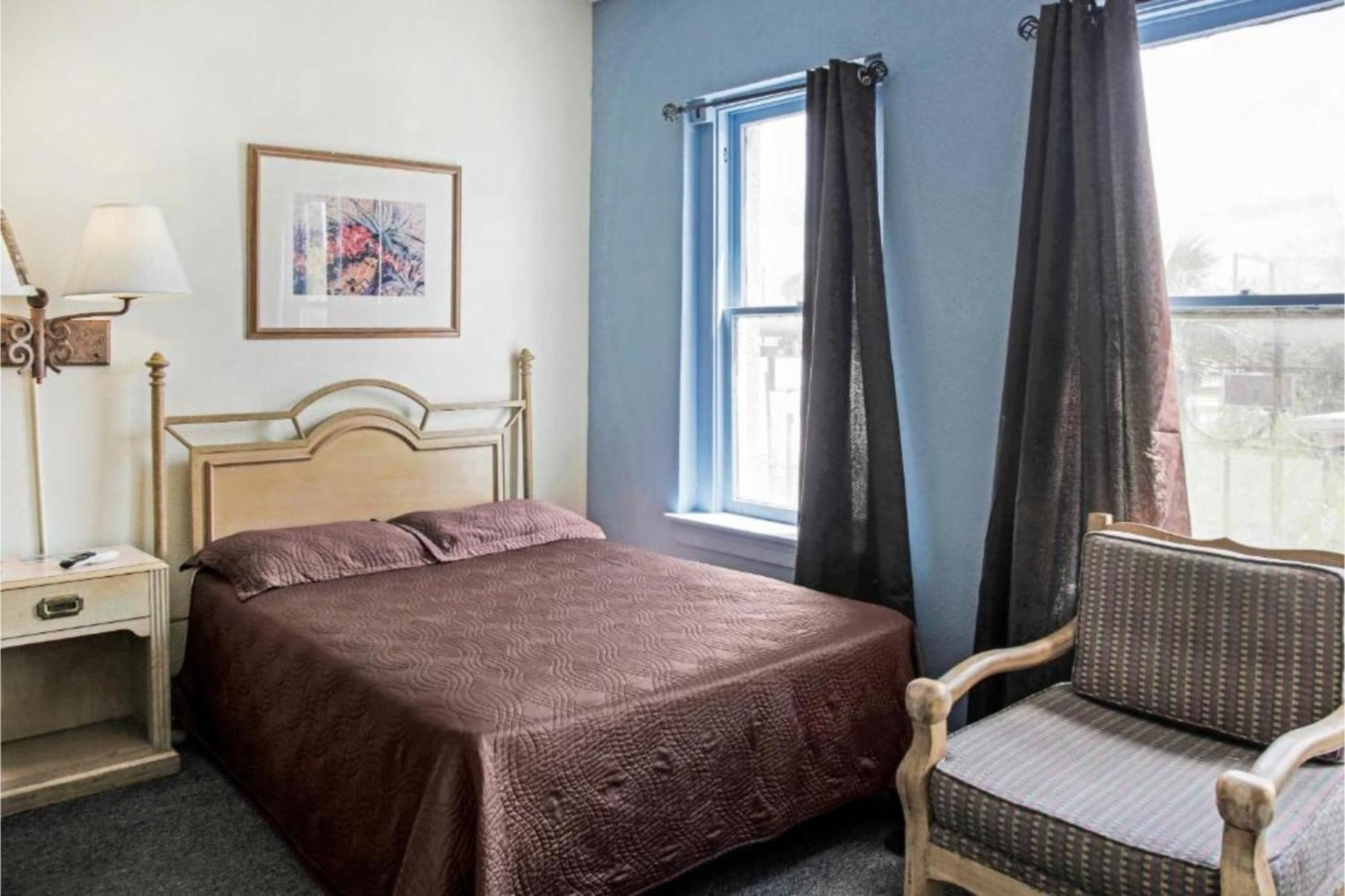 OYO Cameron Historic Hotel Brownsville I-69E Extérieur photo