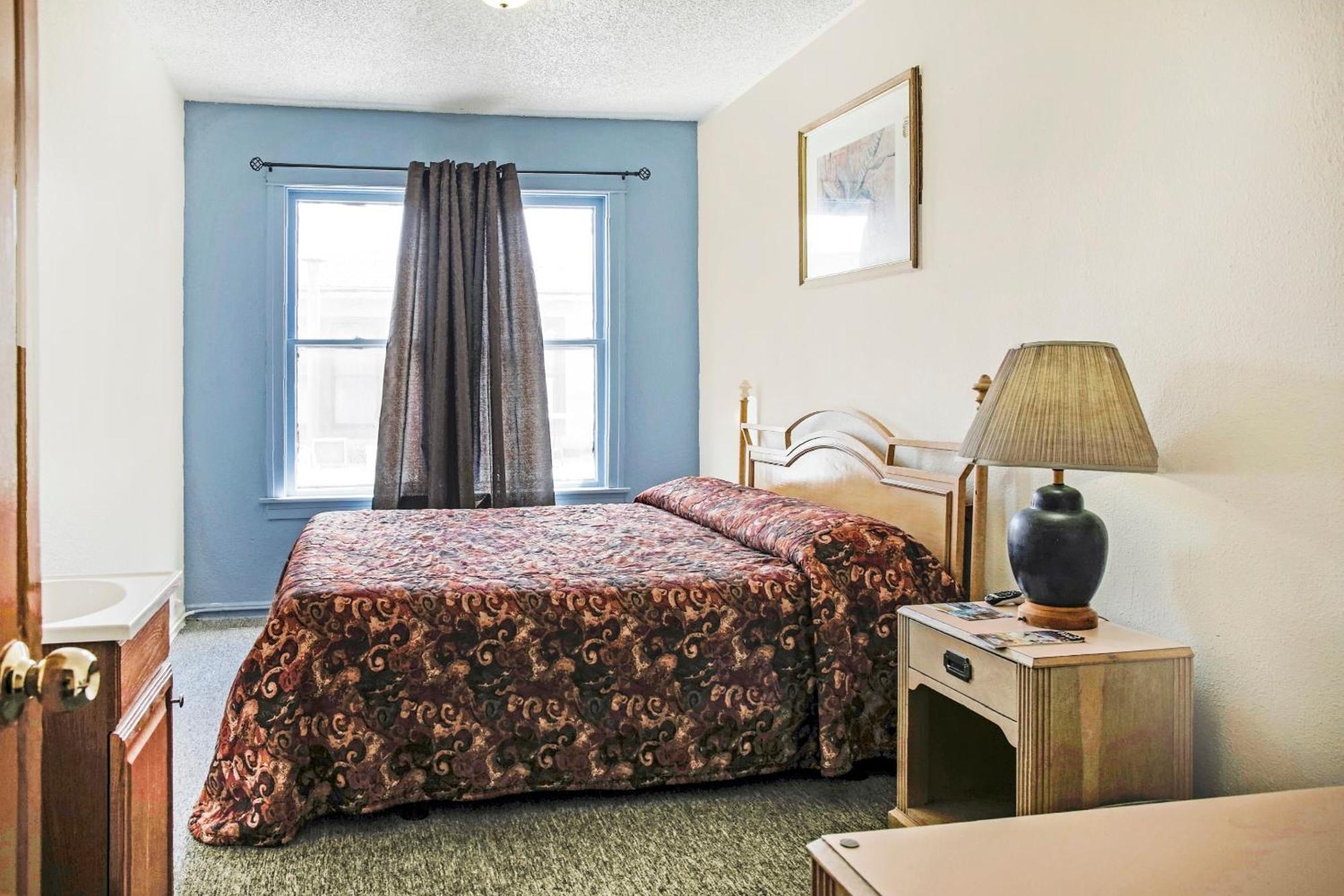OYO Cameron Historic Hotel Brownsville I-69E Extérieur photo