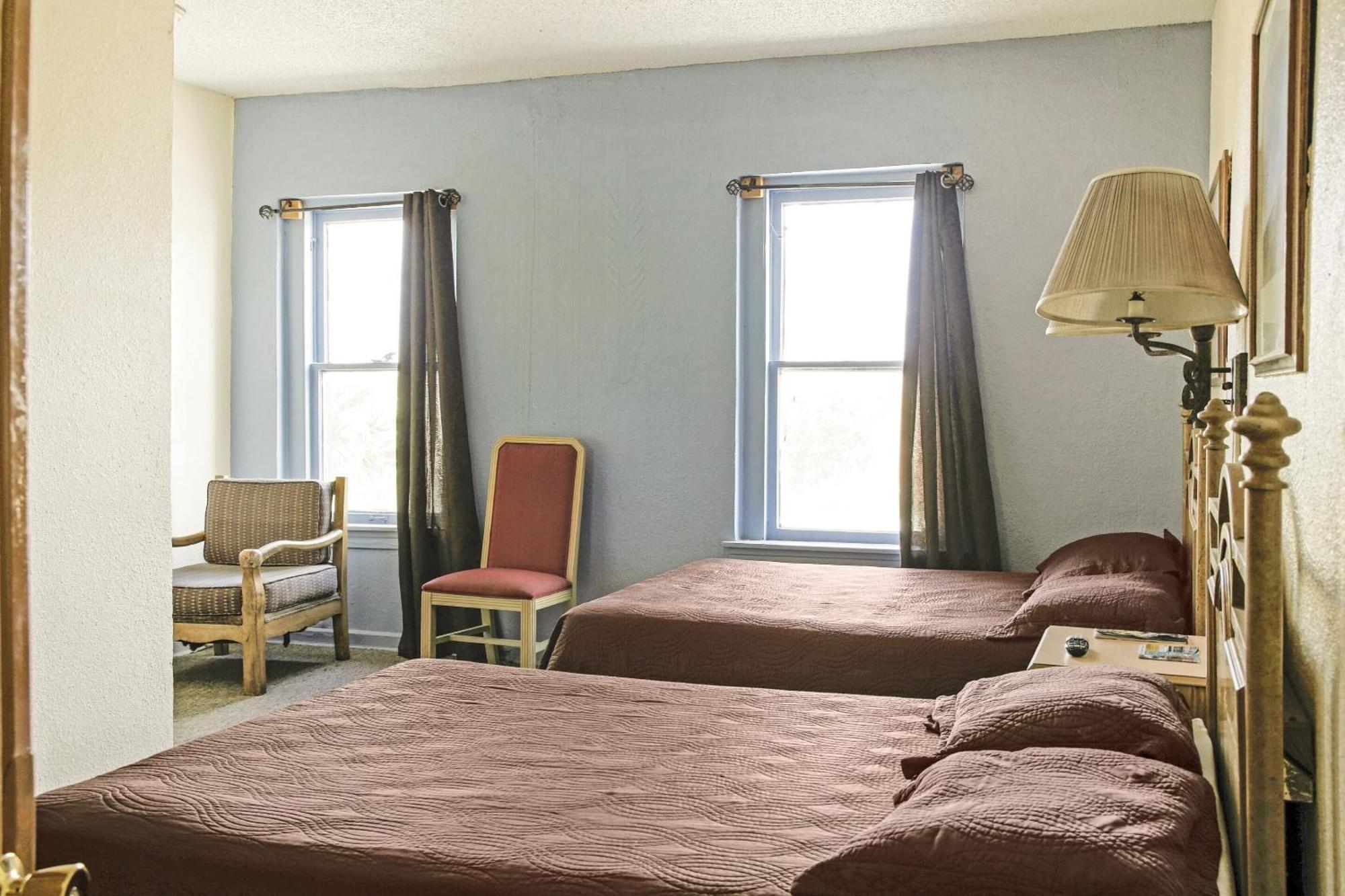 OYO Cameron Historic Hotel Brownsville I-69E Extérieur photo